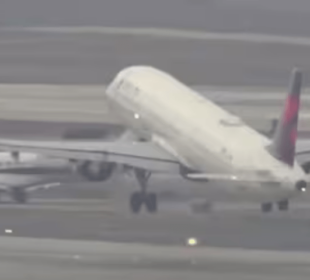 دومسافرطیارے آپس میں ٹکرانےسےبال بال بچ گئے 10 دومسافرطیارے آپس میں ٹکرانےسےبال بال بچ گئے