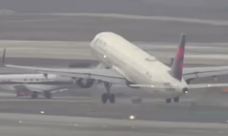 دومسافرطیارے آپس میں ٹکرانےسےبال بال بچ گئے