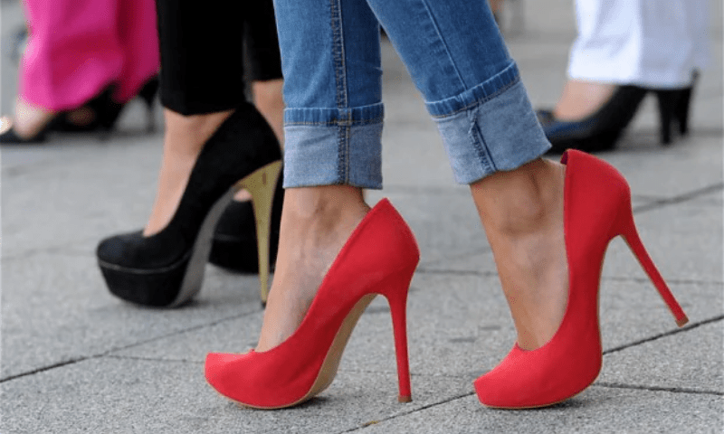 بیٹا ماں کے علاج کے لیے 'ہائی ہیلز' پہن کر چندہ جمع کرنےلگا 1 بیٹا ماں کے علاج کے لیے 'ہائی ہیلز' پہن کر چندہ جمع کرنےلگا