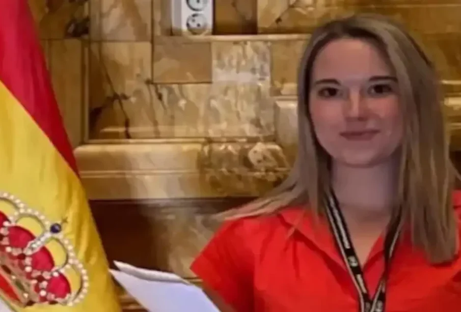 ہاتھی کو نہلانے والی بدقسمت سیاح کی خوفناک موت 1 ہاتھی کو نہلانے والی بدقسمت سیاح کی خوفناک موت