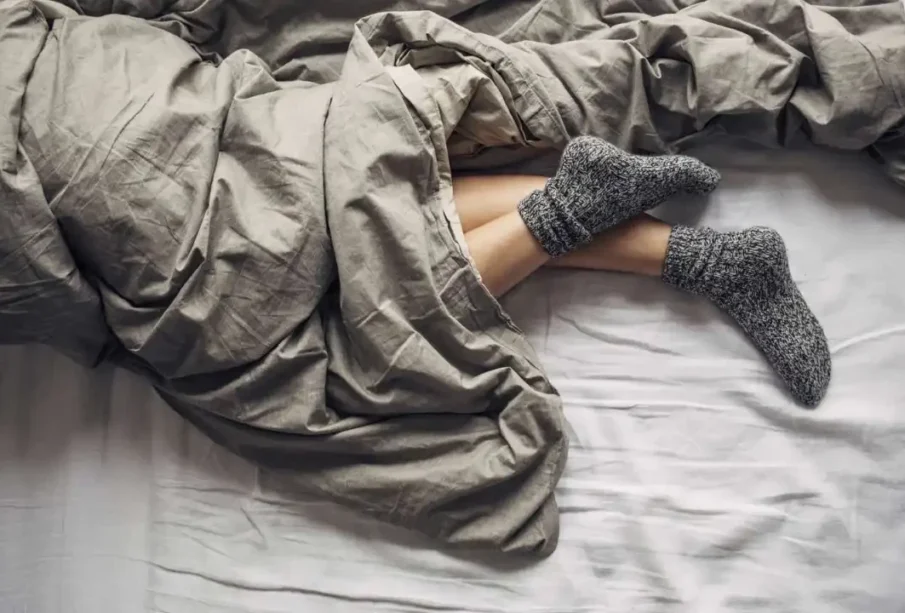 سردیوں میں موزےپہن کرسونا کیسا؟