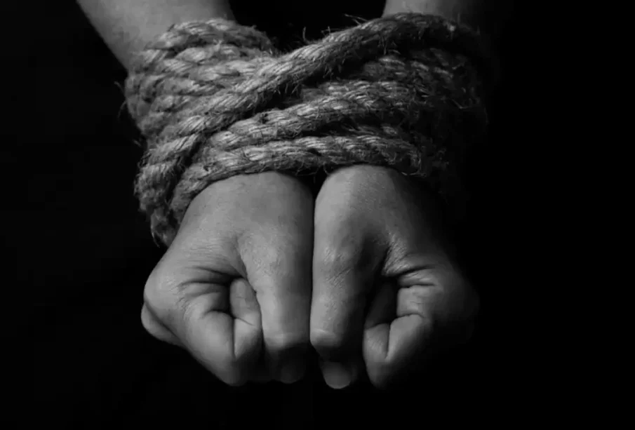 بیٹیوں نے باپ کو رسیوں سے باندھ کر آگ لگا دی