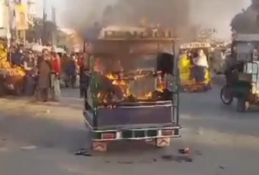 ٹریفک پولیس کا کارنامہ : غریب رکشہ والے کا رکشہ جلا دیا