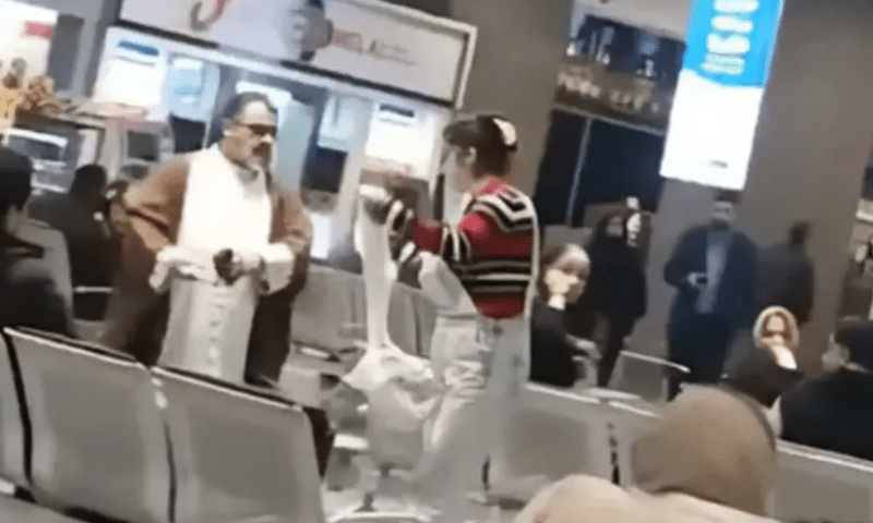 خاتون کاایئرپورٹ پر مذہبی شخصیت کےساتھ جھگڑا