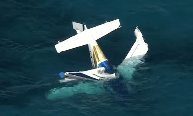 طیارہ سمندر میں گر کر تباہ، 3 افراد جاں بحق