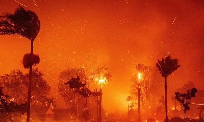 لاس اینجلس میں لگنے والی آگ مسلسل آگے بڑھنےلگی