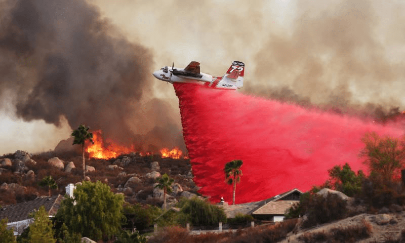 امریکہ میں آگ بجھانے کے لیے استعمال ہونےوالاگلابی پانی آخر کیا ہے؟