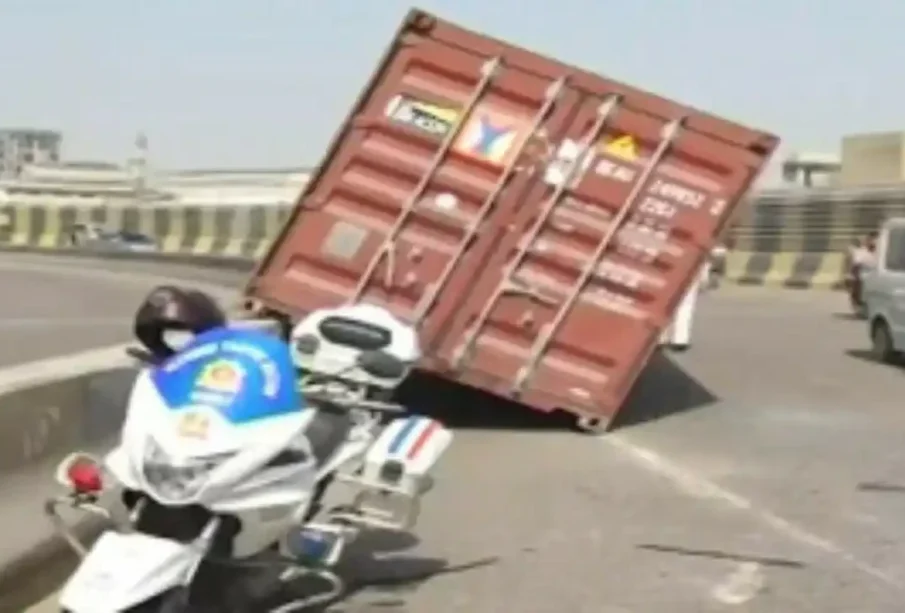 کنٹینر کی کارسے ٹکر، ایک ہی خاندان کے 5 افراد جانبحق