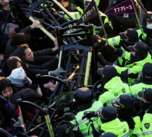 جنوبی کوریاکےصدرمارشل لا لگانےکی کوشش پر گرفتار 7 جنوبی کوریاکےصدرمارشل لا لگانےکی کوشش پر گرفتار