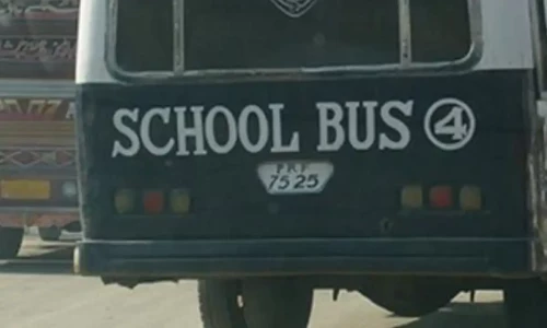 کارڈرائیور نے نجی اسکول کی بس پرفائرنگ کردی