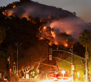 امریکی تاریخ کی سب سےتباہ کن آگ تاحال بےقابو 4 امریکی تاریخ کی سب سےتباہ کن آگ تاحال بےقابو