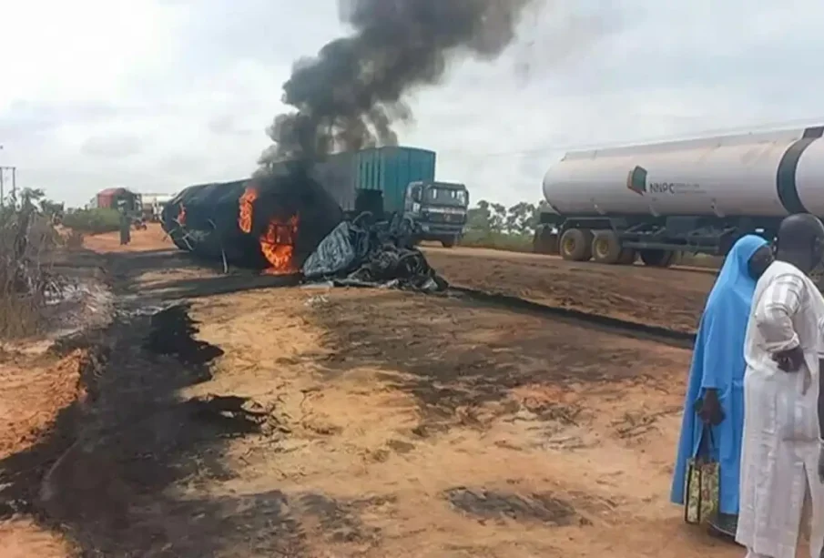 ٹینکرالٹنے کےبعد پھٹ گیا، پیٹرول لینےوالے 70 افرادجاں بحق 1 ٹینکرالٹنے کےبعد پھٹ گیا، پیٹرول لینےوالے 70 افرادجاں بحق