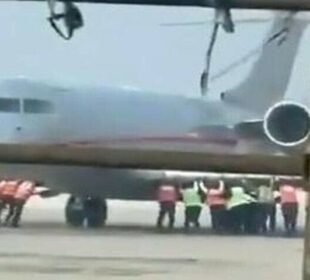 بھارت میں طیارےکودھکالگانے کی وڈیوسوشل میڈیاپر وائرل