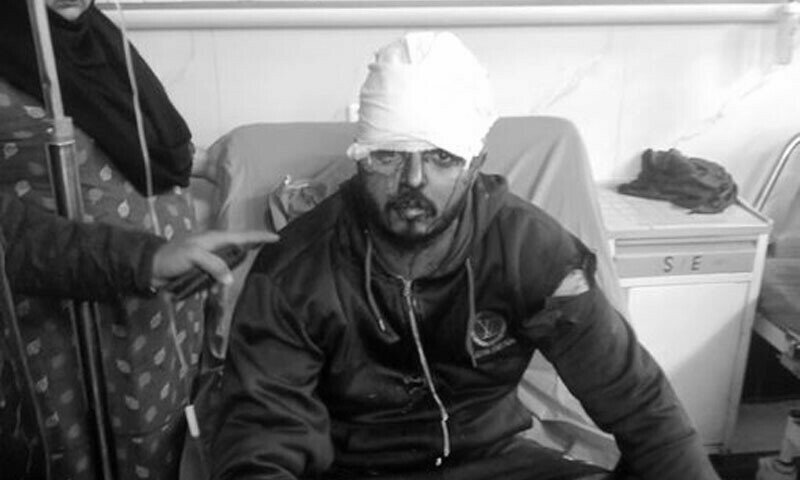 شیرکو قریب سےدیکھنےکاشوق مہنگاپڑگیا 1 شیرکو قریب سےدیکھنےکاشوق مہنگاپڑگیا