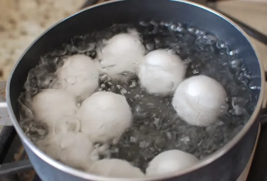 انڈوں کو ابالنےکےبعد پانی ہرگزنہ پھینکیں