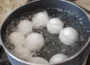 انڈوں کو ابالنےکےبعد پانی ہرگزنہ پھینکیں