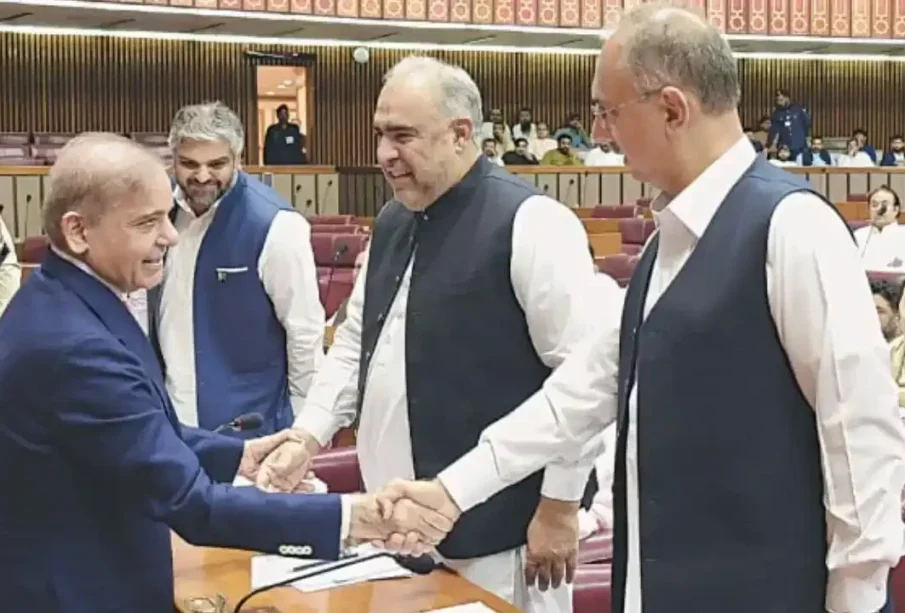 ملک کے لیے کبھی اکٹھےنہ ہونے والے تنخواہوں کے معاملے پر ایک ہوگئے 1 ملک کے لیے کبھی اکٹھےنہ ہونے والے تنخواہوں کے معاملے پر ایک ہوگئے