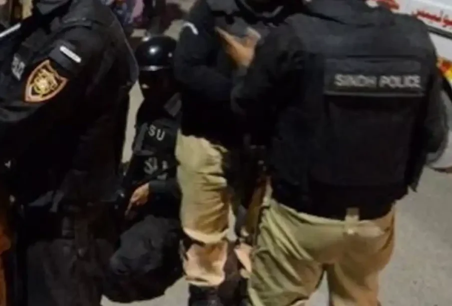 بحث کیوں کی ؟پولیس اہلکاروں نےشہری کوگولی ماردی