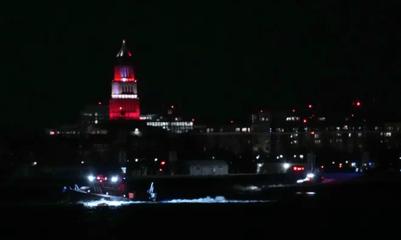 مسافرطیارہ فوجی ہیلی کاپٹر سے ٹکرا گیا،18 ہلاک ، مزیدہلاکتوں کاخدشہ