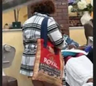 خواتین چاول کے تھیلے کو ہینڈ بیگ کے طور پر استعمال کرنےلگیں