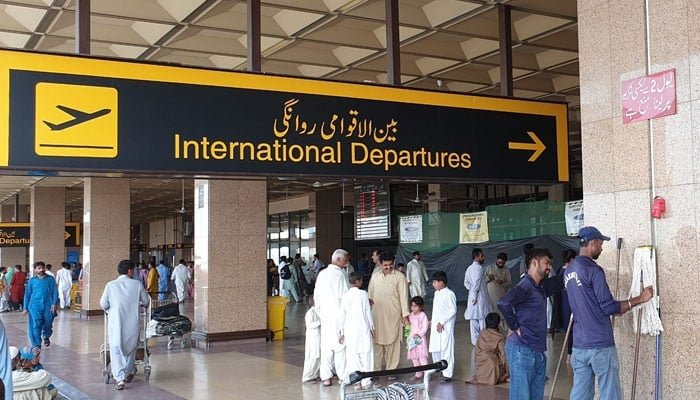 عمرہ اور ورک ویزا کےلیےجانے والے 103 مسافر آف لوڈ