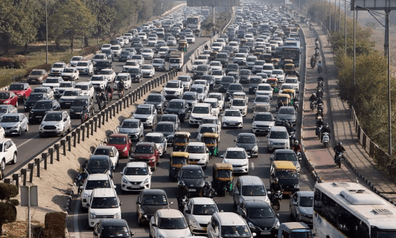 تین سو کلومیٹر لمبی ٹریفک جام ، دو دن سےگاڑیاں پھنسی ہیں