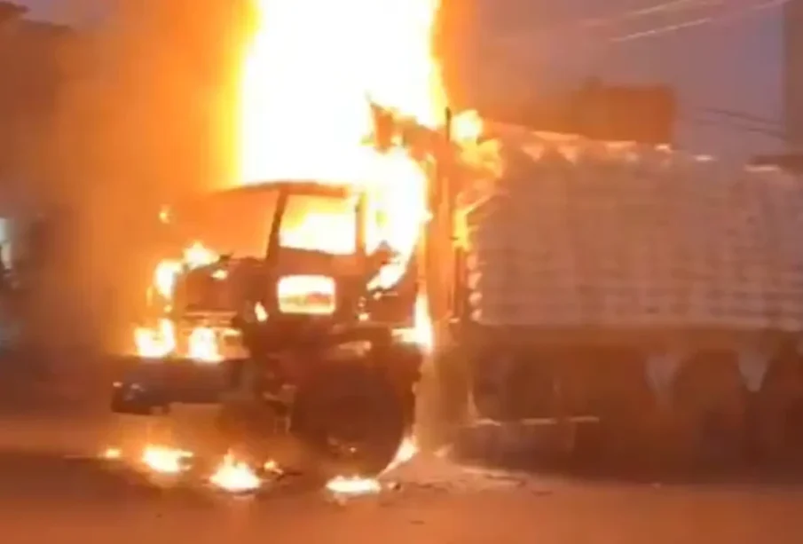 کراچی : نامعلوم افرادنےمال بردارٹرکوں کوآگ لگادی