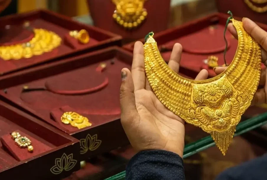 سونےکی فی تولہ قیمت میں 2500 روپےکااضافہ 1 سونےکی فی تولہ قیمت میں 2500 روپےکااضافہ