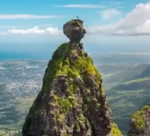 پہاڑوں کےدرمیان کھڑاپتھرکاانسان ، سوشل میڈیاپروائرل