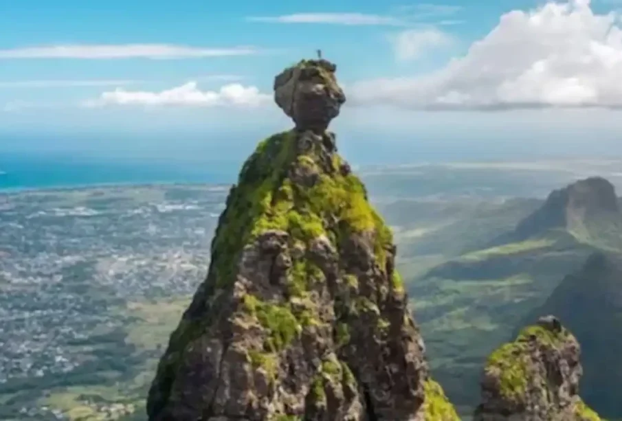 پہاڑوں کےدرمیان کھڑاپتھرکاانسان ، سوشل میڈیاپروائرل