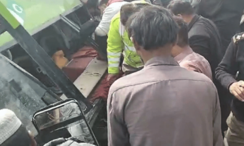 موٹر وے پرایک مسافر بس کھائی میں گرنےسے8افراد ہلاک