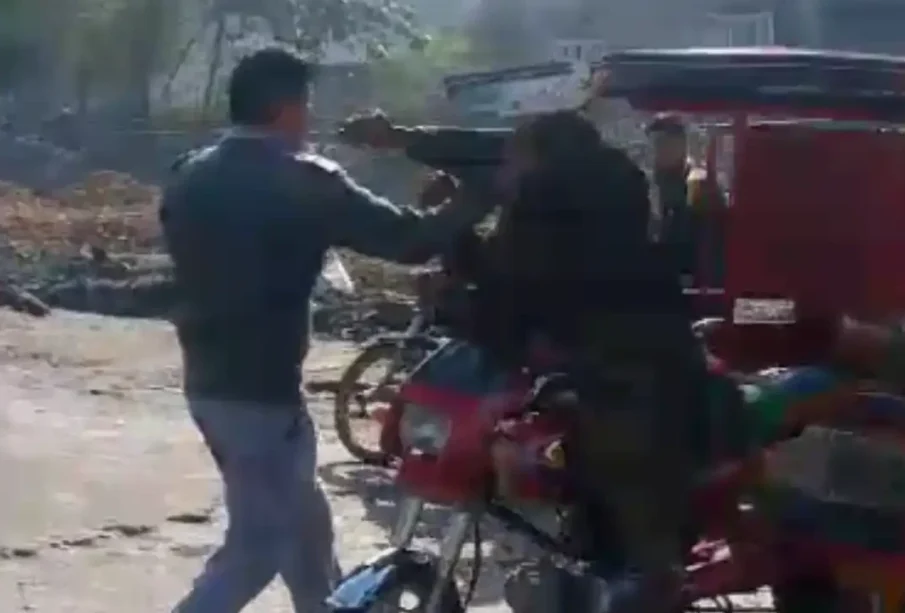 ٹریفک وارڈن کامعذوررکشہ ڈرائیورپربدترین تشدد