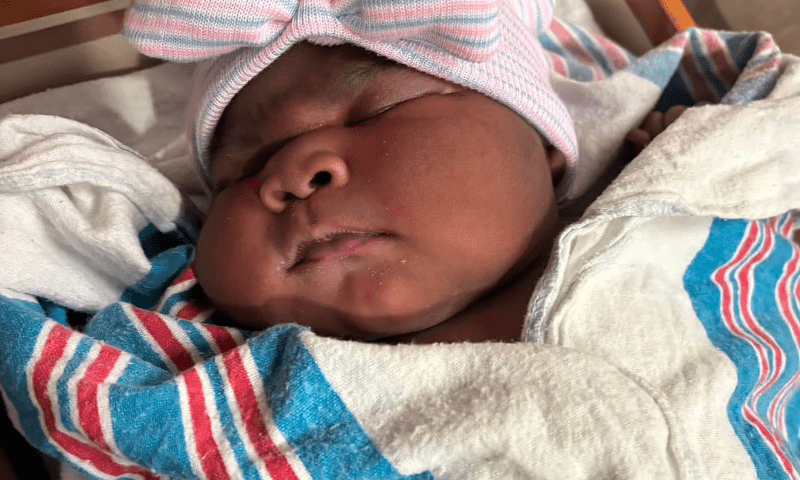 تیرہ پاؤنڈ وزنی بچی کی پیدائش نےدنیاکوحیرت میں ڈال دیا