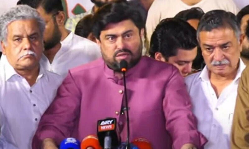 پاک آرمی دہشتگردوں سےلڑ رہی ہے ، جس پرہمیں فخرہے