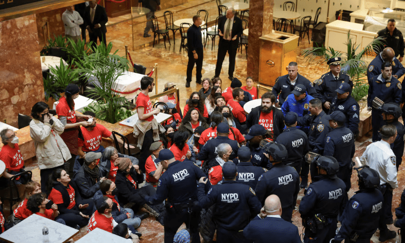 محمودخلیل کی گرفتاری : سینکڑوں مظاہرین ٹرمپ ٹاورپرجمع ہوگئے