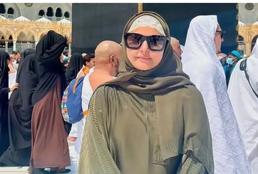 کینسرسےلڑتی بھارتی اداکارہ نےعمرےکی سعادت حاصل کرلی