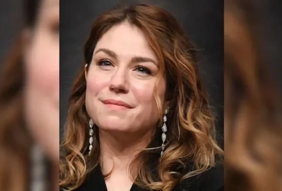 معروف اداکارہ ایمیلی ڈیکین کا43 سال کی عمرمیں انتقال ہوگیا