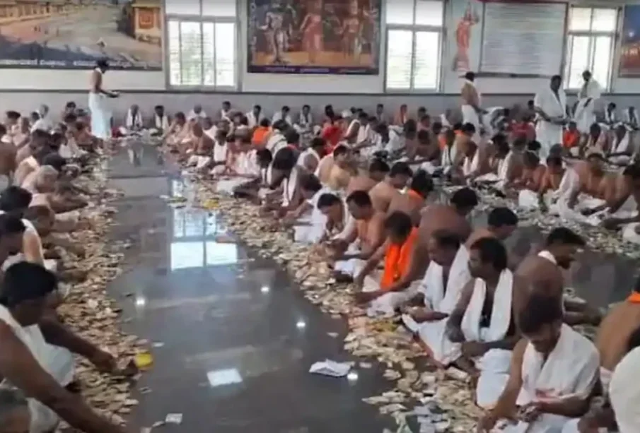 مندر میں عطیات کی صورت سونااور چاندی کی بارش 1 مندر میں عطیات کی صورت سونااور چاندی کی بارش