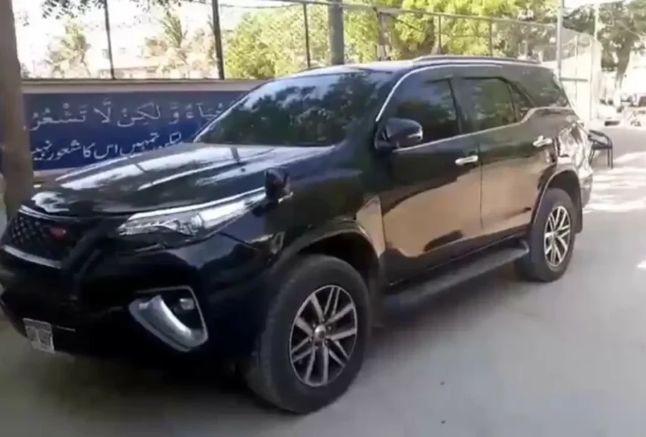 حادثے پرطیش میں آئی عورت نے کراچی میں فائرنگ کردی