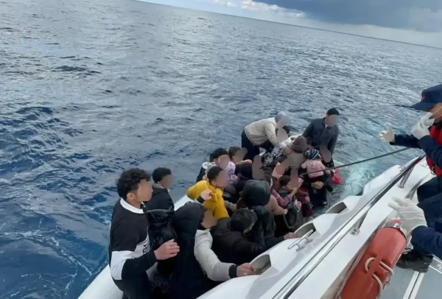 تارکین وطن کی کشتی کوحادثہ ؛ 39 افراد کوبچالیاگیا 1 تارکین وطن کی کشتی کوحادثہ ؛ 39 افراد کوبچالیاگیا