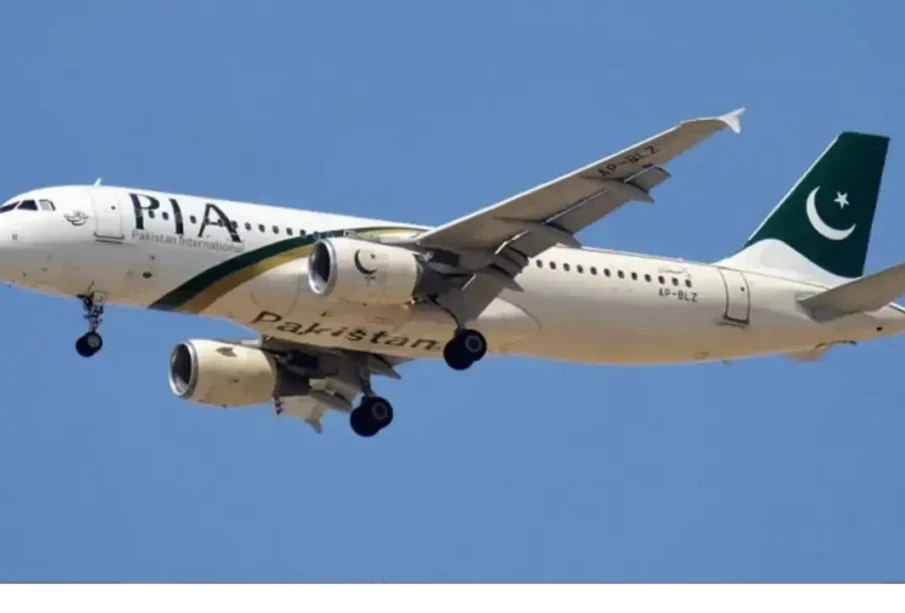 پی آئی اے کی پرواز میں مسافرکاائیرہوسٹس پرتشدد