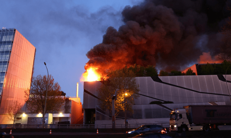 پیرس میں خوفناک آتشزدگی، چارسودھوئیں کےبادل چھاگئے