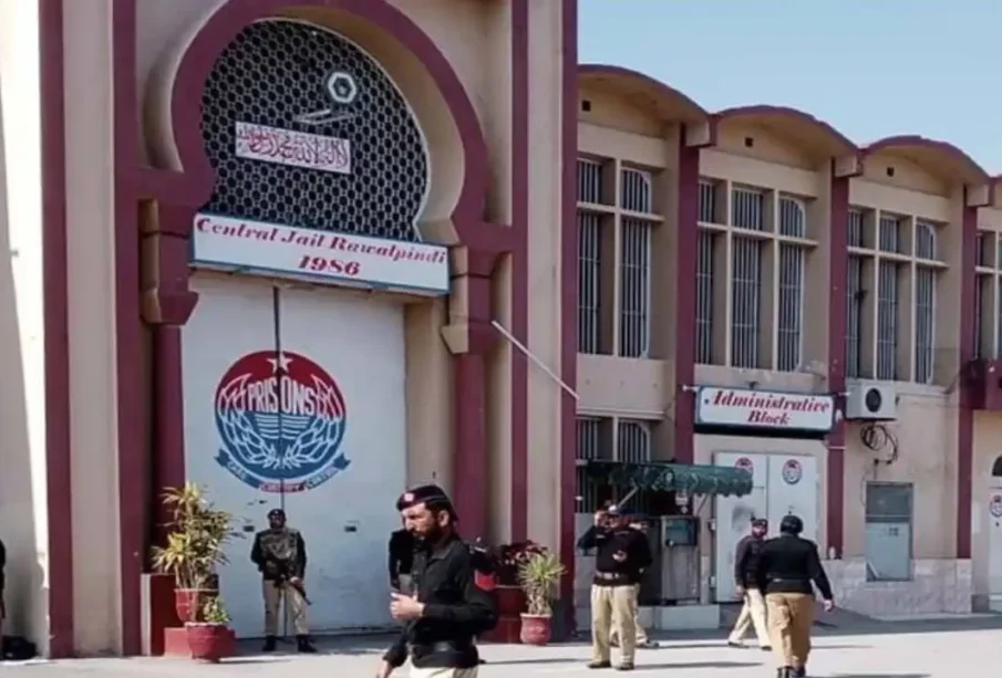 عمران خان سےملنےکیلئے پارٹی رہنماؤں کےمابین جھگڑے