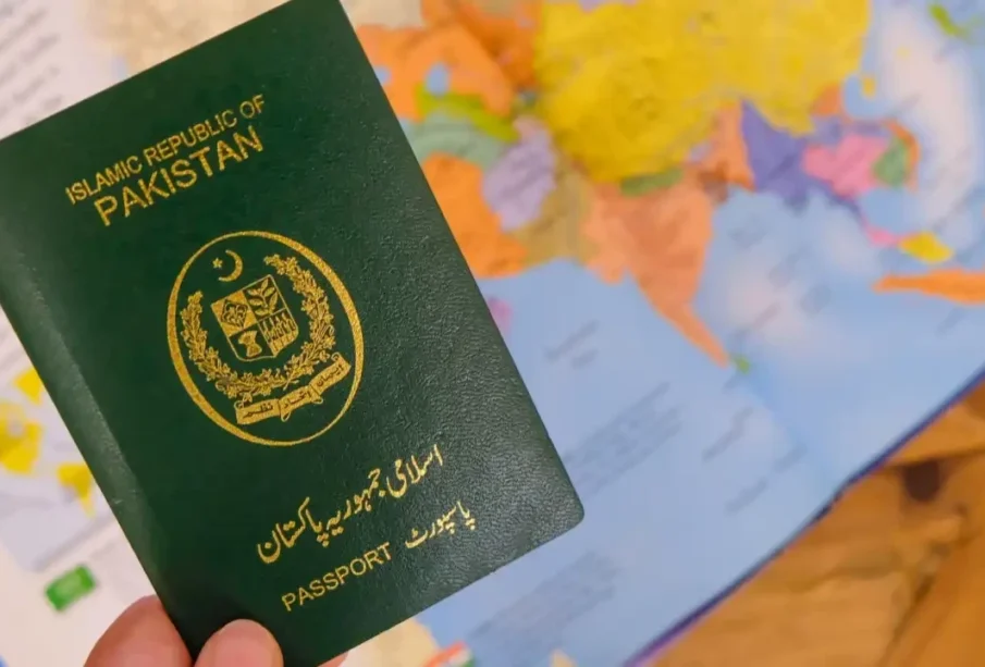 ڈی پورٹ ہونےوالےپاکستانیوں کے پاسپورٹ بلاک کرنےکاحکم