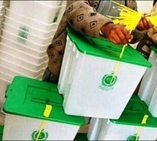 خواتین پولنگ عملہ بیلٹ باکس سیل کرنے سے ناواقف