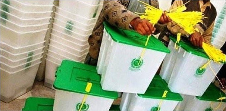 خواتین پولنگ عملہ بیلٹ باکس سیل کرنے سے ناواقف