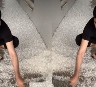 عمر گل اپنے گھر کے باہر سے برف ہٹاتے رہے