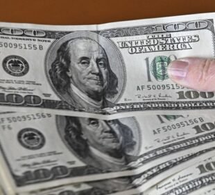 ڈیڑھ لاکھ ڈالر ماہانہ، طلباء کو امریکہ بھیجنے کا فیصلہ