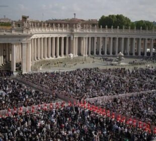 پوپ فرانسس کی تدفین کر دی گئی 7 پوپ فرانسس کی تدفین کر دی گئی