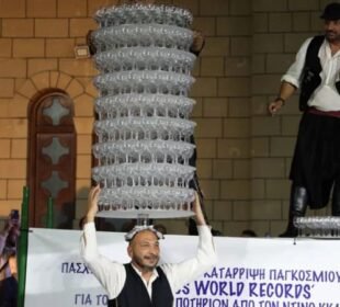 468 گلاس سر پر رکھ کے ڈانس